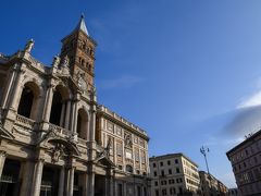 ７：４８にサンタ・マリア・マッジョーレ大聖堂 Basilica di Santa Maria Maggiore に到着。
この場所は古代ローマの七丘の一つエスクイリーノの丘で、キュベレ神の神殿があったところです。
434年創建と言われているので（英語版Wikipedia）、まだ西ローマ帝国があったころから存在する教会ということになります。ただ当時の皇帝ウァレンティニアヌス3世はローマではなくラヴェンナにいました。
この教会はカトリック最高位の四大バシリカ Major basilica の一つで、領土はイタリアですがラテラノ条約で特別な権利が与えられています。アヴィニョン捕囚が終わったとき、当時教皇座だったラテラノ聖堂が荒れていたため一時ここにいたそうです。
外観はゴツゴツして力強い感じです。建築様式には疎いのですが、バロック様式というとこんな感じでしょうか。