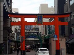 買い物を終えたら、食事に向かいます
ブラブラ歩いていたら鳥居が！
生田神社は明日行くことにしてるのですが場所はここ？


