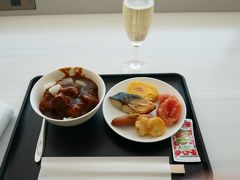 8:45　出国して、JALファーストクラスラウンジで朝食。
泡とお決まりのカレー小盛など。