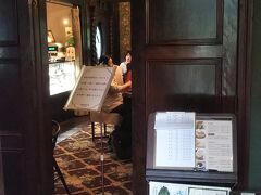 入り口直ぐにあるカフェ『武蔵野茶房』、明治の洋館でお食事をいただきましょう。