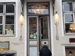 夜は一番楽しみにしていたコチラ！「Rataskaevu 16」！
旅を決めてからすぐにメールで予約しておきました。
すぐに返信も来て安心です。タリンに行く予定の方は確実に是非事前に予約することをお勧めします。