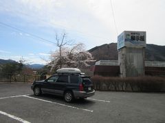 「道の駅　馬瀬美輝の里」から「岩屋ダム」にやって来ました
「道の駅　馬瀬美輝の里」から「岩屋ダム」は馬瀬川沿いに走り14km程の道のり

上流側からアクセスするとダムの直前に「岩屋ダム展示館」があります