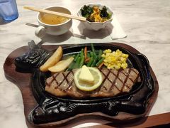 沖縄のステーキ有名店「ステーキハウス88」で夕食。
石垣牛のサーロインステーキはやわらかくジューシーでめっちゃおいしかった！
ちなみにサラダとスープも食べ放題でついてくる。