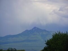 車窓から残雪を頂いた神々しささへある山が現れます！

そう、これは斜里岳です。

海抜１５４７ｍを誇り、知床連峰の付け根に位置する美峰です！
