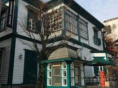 スターバックスコーヒー神戸北野異人館店。有形文化財に登録されている建物。スタバらしさのあるお洒落な外観。