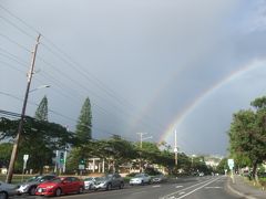 終点ＵＨ（ハワイ大）で下車　雨が降り始めて見上げると二重の虹が