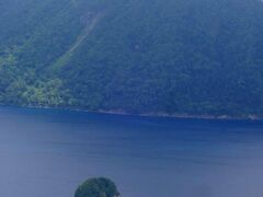 その神秘性は、太平洋上を北上する暖かく湿った空気が北海道沿岸で急激に冷やされることで濃い霧が発生し、くっきり見える日が少ないことで一層際立ちます。

それが名曲「霧の摩周湖」を生んだのでしょう。

（しかし、あの名曲「霧の摩周湖」はおそらく作詞者はあの情景を実地に見たこちはないのではないかと思います。
というのは、作詞は水島哲氏ですが、その歌詞は
「霧にだかれて静かに眠る　星も見えない湖にひとり（中略）こだま切ない摩周湖の夜」です。
言うまでもなく摩周湖の湖畔に夜ひとりでいる状況。
しかし、５４年も前は道はあまり整備されておらず、交通は不便でマイカーで行ったとしても展望台も整備がされていたとは言い難く、その状況で星も見えない濃い霧の中でひとり佇むのはーーー蛮勇があったとしても野生生物も多い中ぞっとする状況ではありますね（苦笑）
もちろん歌川広重は行ったことがない風景を実写以上に迫力満点に描きますし、北斎は動体視力を超えた瞬間の名画を残していますから、実際にあったお話を歌にする必要はありません。
むしろ素晴らしい創造力、ロマンチシズムの極みの歌詞といえますーーー。」


