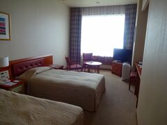 さて、 美幌峠を下って到着したのは、今日のお宿、屈斜路湖プリンスホテルです。

部屋は標準的なツインルームです。
