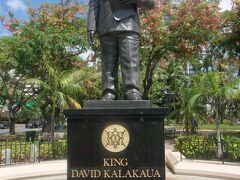 カラカウア通りにあるカラカウア王の像