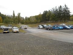 裏の駐車場に車を停めます。（アルブの舎の裏）