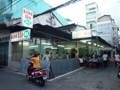 バイン・セオ（米粉の生地に野菜や肉・魚を包んで食べる料理）で有名な「46A」という店に入りました。