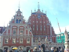 ホテルからいくつか教会を過ぎて、旧市街と言えばな建物「ブラックヘッドの会館」がある市庁舎広場に到着。

あーここもまさかの逆光ｗ
写真以上に、実物は眩しすぎてよく見えませんでした＾＾；

ですが、この広場や建物の雰囲気は、バルト三国の各首都の旧市街の中でも抜きんでて華やかですね。