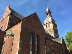 ドゥアマ広場という名の通り、この広場前にはリガ大聖堂（ドゥアムス）が建っています。
ラジオ局の向かい側。

でかすぎて全然全景写真が撮れない。
