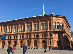 これも印象的な建物で、なんだったんだろう？と帰ってから調べたら、元々証券取引所だった建物でした。
今は「リーガ証券取引所美術館」という美術館になっているそう。