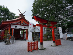 その通りから小路に入ると、今宮神社の鳥居の前に出た。
境内い入ると、すぐのところに龍神池と呼ばれる池があり、秩父最古の泉と云われ、武甲山の伏流水が湧き出ているそうだ。
その脇を歩いて行くと、目の前が急に開けけ、朱色の社殿が現れた。
まずは、拝殿でご挨拶といつもの大切なお願いを
こちらの祭神は八大竜王神で、他にも宮中八神などを祀っているらしい。