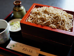 そして、その先にあった『大むら本店』へ。
中へ入ると、昼食時だというのに客の姿は無かった。
窓際の席に座り、十割蕎麦を注文。
出て来た蕎麦は二段重ねで、昔ながらの蕎麦屋の感じだ。
こしは弱めだが、十割蕎麦らしい食感が楽しめた。