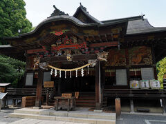 その街並みを抜けると、秩父神社の正門に辿り着いた。
境内に入ると、参拝客でかなり混み合っている。
今宮神社の静けさが嘘のようだ。
とりあえず、拝殿に向かいご挨拶を。
もちろん、いつもの大切なお願いもさせていただいた。