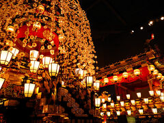 秩父神社の境内を出ると、向かい側に秩父まつり会館と言うものがあった。
時間があるので、立ち寄ってみることにする。
入館料を払い入ってみると、秩父夜祭で使う山車が飾られていた。
その美しさは、見事と言うほかはなかった。