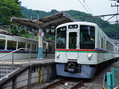 西武秩父駅を15:38に出る飯能行きの普通列車に乗り、秩父を離れる。
列車は山間を縫うように走り、正丸峠を長大な隧道で潜り抜けて行く。
そして、25分ほどで宿のある吾野駅に到着した。