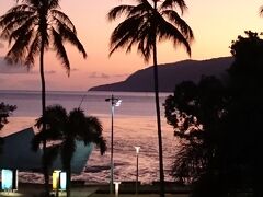 エスプラネード/ケアンズ：Esplanade, Cairns, QLD/AU

最後の写真としてロマンチックなEsplanadeの一枚をアップロードしました。
朝夕の散歩は最高です。たくさんの人がジョギングし,またShore Birdsも
たくさん見受けられました。