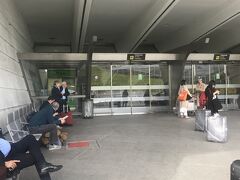 ビルバオ空港の荷物受取所を出て、右にまっすぐ行くと市街地行のバスチケット売り場があります。ここで「Barikcard」を購入しました。バス、メトロ、トラムに乗車する際に小銭を用意しなくていいので便利です。20ユーロ（カード代3ユーロ込み）購入。二人分でちょうどいい感じでした。カードは1枚買えば複数で使えます。