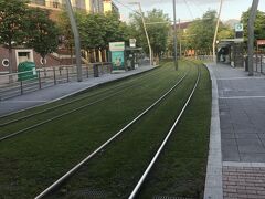 ホテルの近くにあるトラムの駅「Abandoibarra]駅です。芝生がひかれたレールはビルバオが素敵な町であることを物語っているようです。