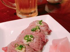 1日目の夕ご飯は何も考えてなかったので、街をぶらぶら。
店頭で入ろうかメニューを見ていたら、店から出てきた男性に「おいしいよ」と言われたので、そのまま入りました。
まずは石垣牛の炙り寿司！