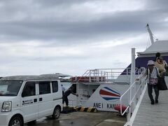 1時間半で波照間島に到着。
このどんよりした空・・・予報は雷雨でした。