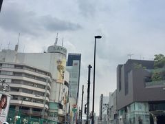 新宿３丁目から明治神宮駅にやってきました。
JR原宿駅より便利な場所にあるから助かります。
ちょうど明治通りと表参道の交差点あたりに出てきました。