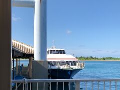 チェックアウトしてスーツケースは空港宅配サービス（1個500円）を利用。
離島ターミナルから竹富島へ向かいます。