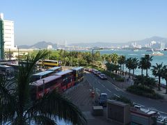 香港マカオフェリーターミナルに到着。しばらく時間があったので、港周辺を散策。写真はターミナルのある上環から九龍方面を望む。