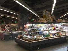 綺麗な店内です。葉物野菜などもきちんとビニールにパッキングされて売られていました。