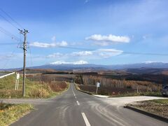 その途中、就実の丘に向かいました。

まっすぐ続く道路、気持ち良いですね。