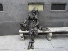 Eleanor Rigby Statue
マシューストリートの先には、こんな像も。