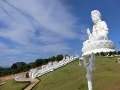 この日はチェンマイへ移動日
早起きしてホステルのフロントのお勧めの山の上の大仏寺院を訪問
Ｇｒａｂタクシーで、帰りは車いないからとタクシーの運転手さんが待ってくれていた