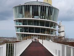 ビュー福島潟という地下1階、地上7階、高さ29m。3階からは全面ガラス張りで360度の展望が楽しめる施設がありました。