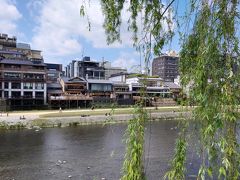 鴨川沿い
三条駅から京阪線に乗りました。