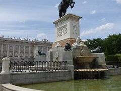 オペラ座を過ぎるとオリエンテ広場に到着です
こちらではフェリペ４世の像とご対面です
かっこいいですね