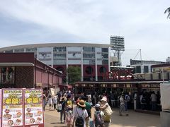 13時頃，楽天生命パークスタジアム（旧称 楽天コボスタジアム宮城）に到着．
スタジアムの駐車場は予約していなかったので，車はJR仙台駅東口にあるヨドバシカメラ仙台の駐車場へ，駅東口からシャトルバスでスタジアムに来ました．