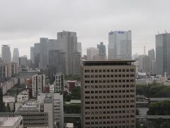 翌朝は雨。

正面に都道府県会館。後方に六本木ヒルズや山王パークタワー、プルデンシャルタワーなど。