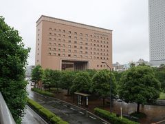 さてさて、そろそろ「ナビオス横浜」へ行きましょう～。

今日は雨なのよねー。それも結構強く降っている・・・。