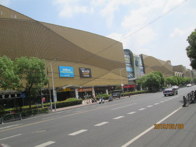 殷高西路にモールが続く。<br />