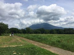 函館から3時間ほどでニセコに到着。
ラフティング集合時間までまだ時間があったので、高橋牧場ミルク工房でちょっと休憩です。
ひまわり畑があったり、農機具や稲藁のロールがあったりして写真映えするスポットなんですが、我々はソフトクリーム290円とアイスクリーム350円に夢中。