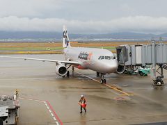 午前中、仕事を済ませ、小雨が降る関西空港へ。
成田空港へは、直通のジェットスターで。

