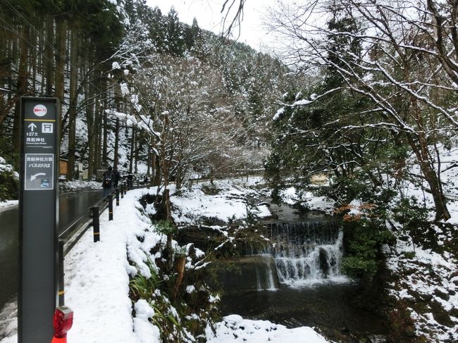 バスに乗るか迷ったが、改札を出てボヤボヤしているうちにバスの行列が出来ていたので、風景を見ながら歩くことに。しかし、路側帯には雪があるため何とも足元が悪く、また時々通過する乗用車とバスが気になる。