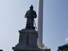 お次は釜山タワーです。隣は李舜臣の像。