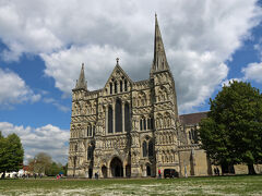 14:44
ソールベリー大聖堂

1220年から約35年で完成した。
増改築を繰り返す中世 UK にあって、珍しく短期間で完成したため統一感の有る建物に仕上がった。