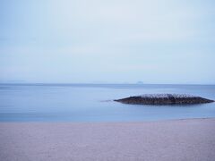 松山から比較的近い海水浴場
たしか、道の駅併設のところ。
穏やかな海です。

と、言った中途半端な状態で一日目の写真終了～
二日目以降は写真しっかり撮りました。

つづく