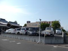 駅から少し歩くと温泉があります。