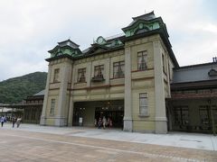 駅舎を出て外へ・・・

100年前の姿に復元された門司港駅 https://www.jrkyushu.co.jp/tabi/mojiko/ では、レトロな地区の散策に出発します。